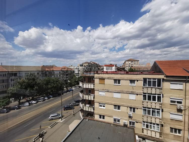 De închiriat apartament cu 4 camere, Bd. Decebal - 12