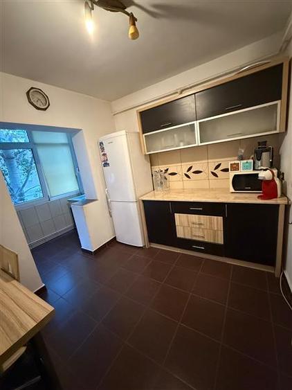 Decomandat, etaj 3 cu 2 bai si 2 balcoane in bloc anvelopat