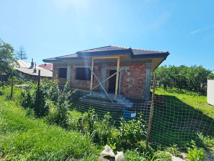 Casă la roșu cu 4 camere, 122 mp utili, teren 465 mp – Băicoi