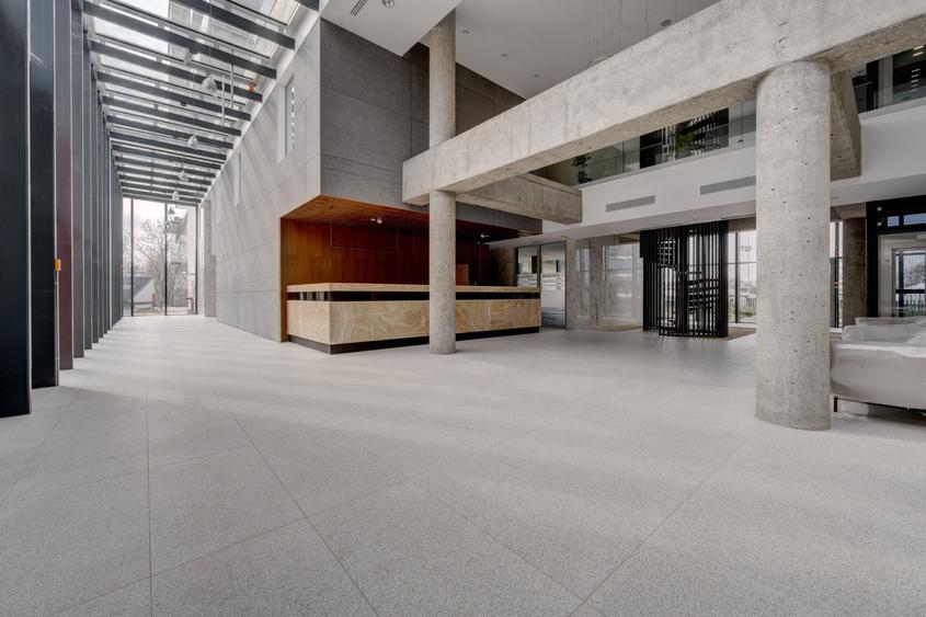 Up-Site / Vedere liberă / Complex cu piscină și spa