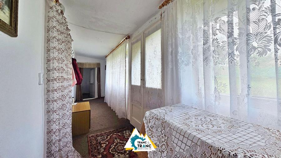 Casă cu 2 camere în stil tradițional, în Iratoșu