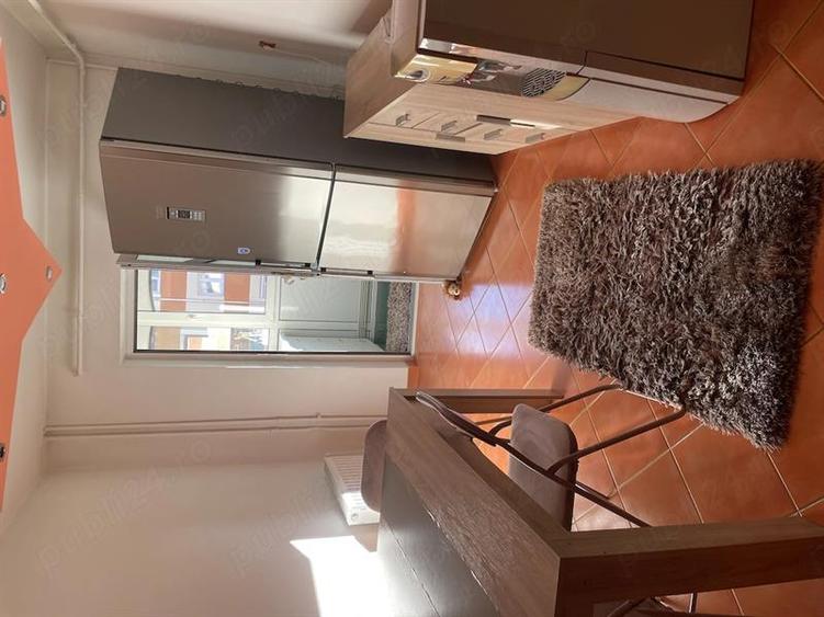 Apartament 2 camere , zona Rovine(borcanul cu miere) etaj 3.