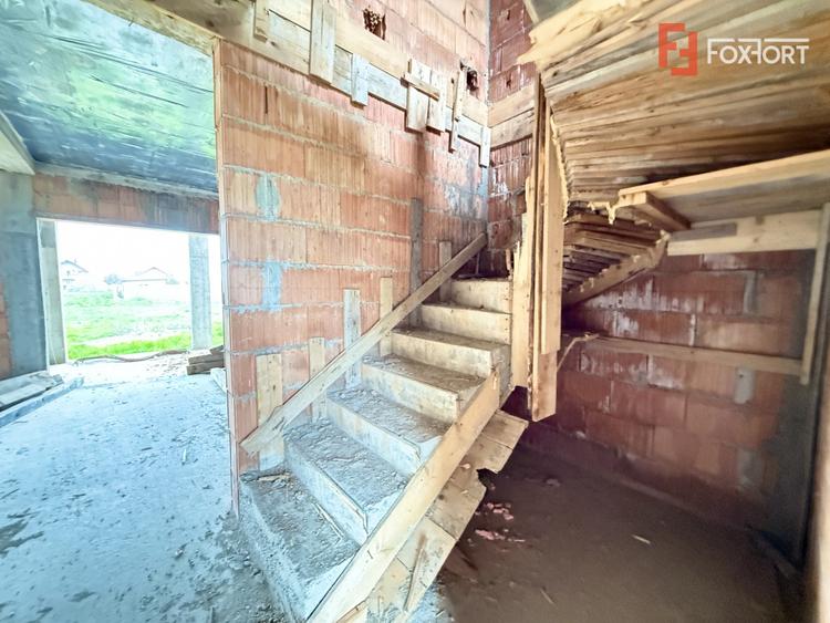 Duplex intreg 8 camere, LA ROSU, de vanzare in Sacalaz, la intrare