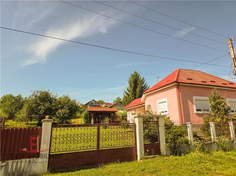 Casa de vanzare, Voiniceni, 10 arii, pivnita, 2 bucatarii, spre Unirii, Mures