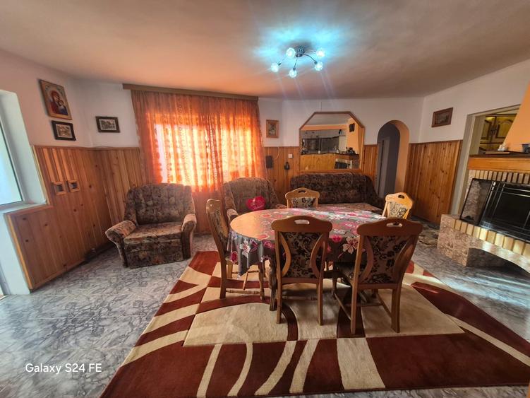 Casă cu anexă și teren generos de 1.600 mp