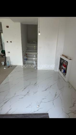  175 mp util+ pod 70 mp util  330.000 € + Tva  - 15