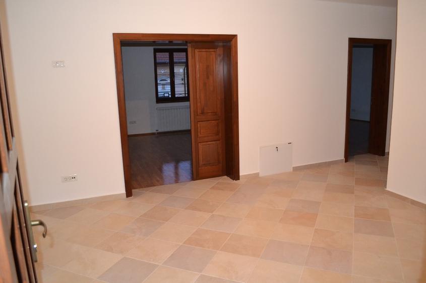 Închiriem birouri în centrul Timisoarei 42mp-360€ , 67mp-550€ , 75 mp-600€