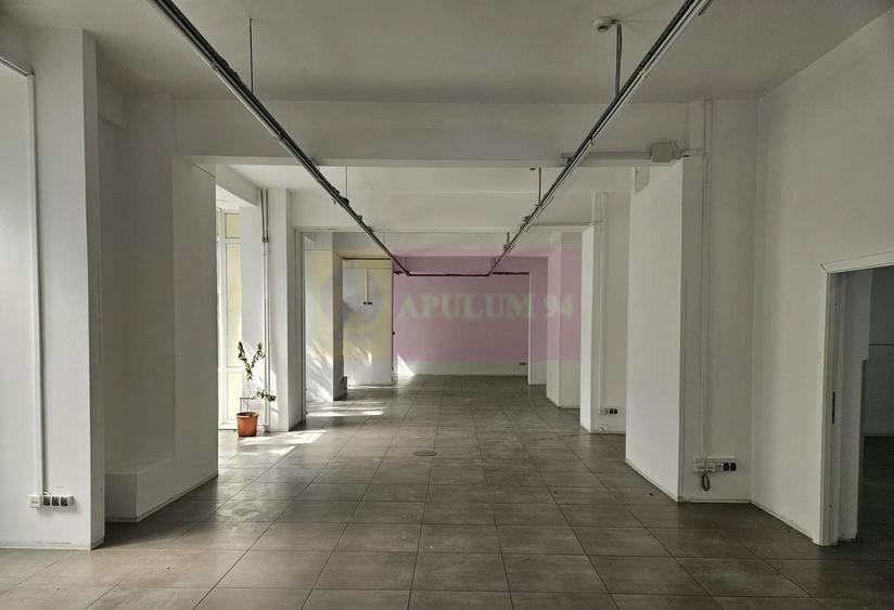 Spatiu comercial Calea Serban Voda, 261 mp, vitrina 20ml, stradal