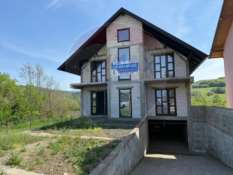 Casă cu 7 camere de vânzare Preutești jud Suceava