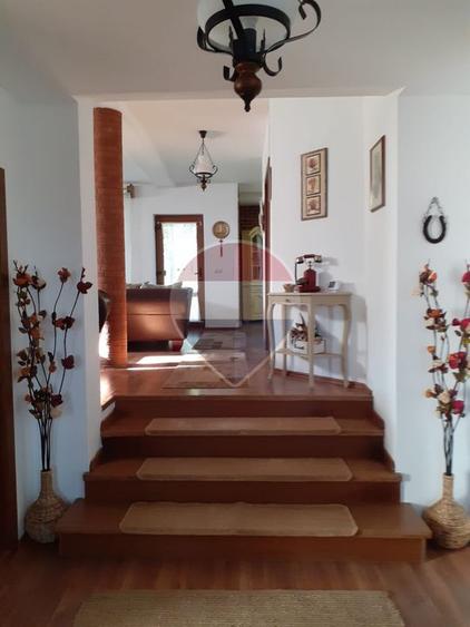 Vilă cu 5 camere de vânzare si 4 bungalow-uri Sacele, Brasov.