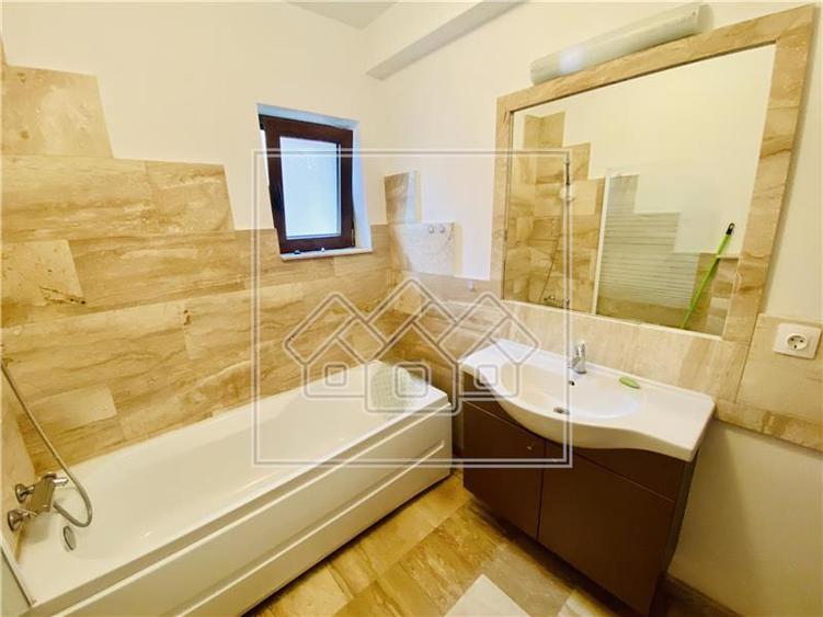 Apartament cu 3 camere si balcon mare, la cheie, terasa mare