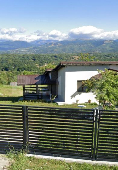 Casa de vanzare, 3 camere, 80 mp - zona linistita langa padure