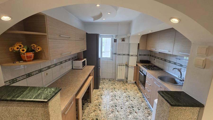 Apartament 3 camere DECOMANDAT , Zona Cug-Rond Vechi !!!