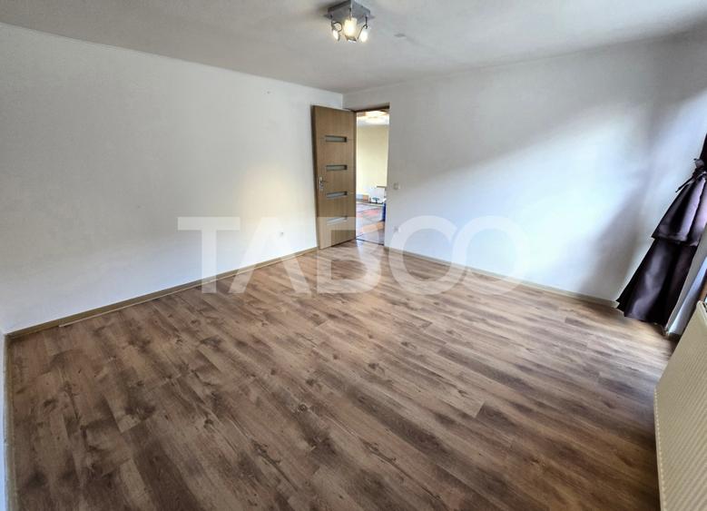Casa de vanzare cu 6 camere 2 parcari curte libera 200 mp in Selimbar