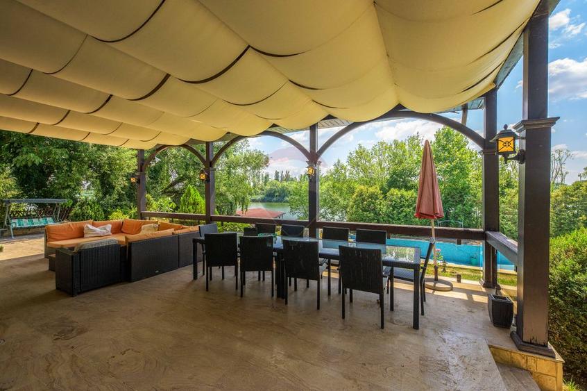 Vila neoromânească cu influențe toscane pe malul lacului Snagov