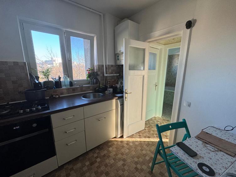 Vanzare apartament trei camere mobilat/utilat renovat Cotroceni metrou Opera