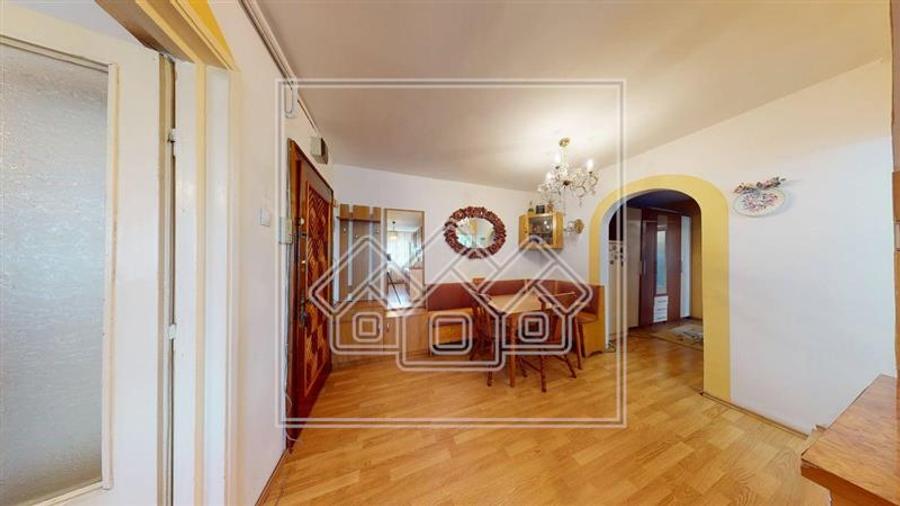 Ap decomandat, etaj 6/10, 3 camere, balcon - Vasile Aaron