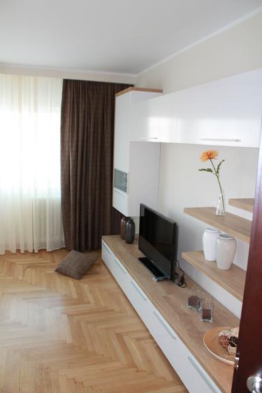 Vanzare apartament 3 cam  vedere Libertatii-casa Poporului ,mobilat și utilat