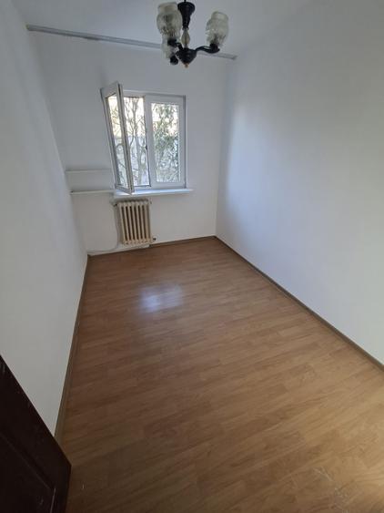 Apartament 3 camere, etajul 1/4, zona Mircea cel Batran