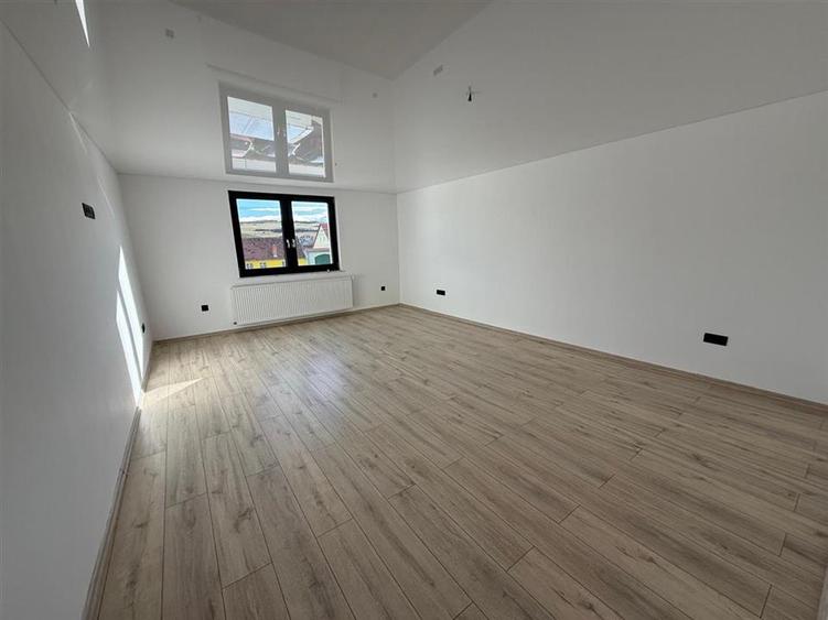 Casa noua moderna cu 6 camere si 3 bai si teren in Sura Mare
