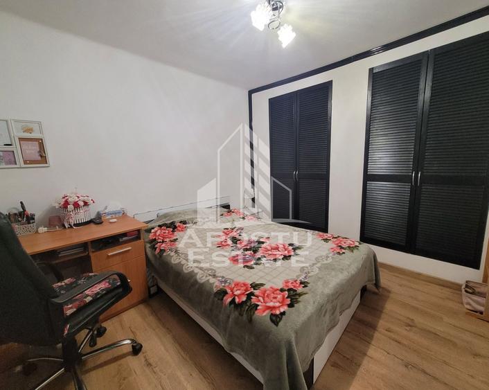 Casa individuala de vanzare, cu 4 camere si 2 garaje, zona Lipovei