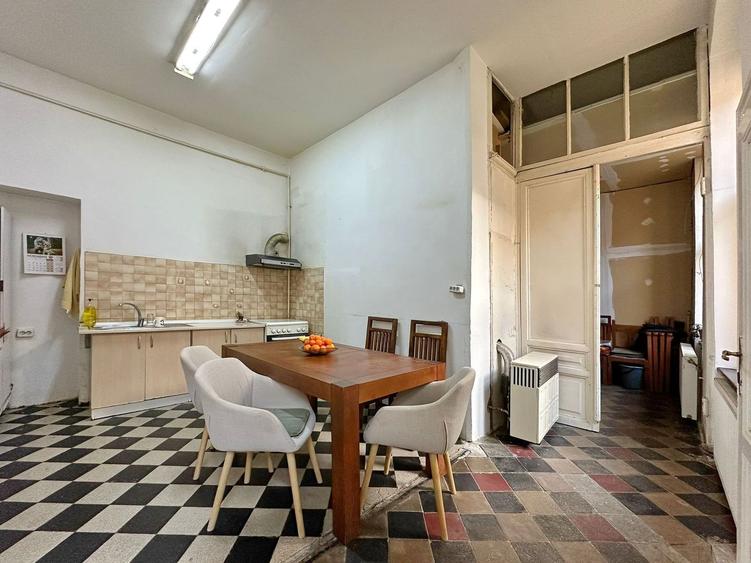 Apartament cu 3 dormitoare și curte, la 3 minute de Piața Sfatului