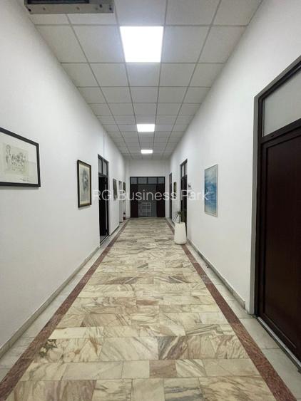 Spațiu comercial parter 251,9 mp — birouri dotate AC, chicinetă, toaletă  - 2