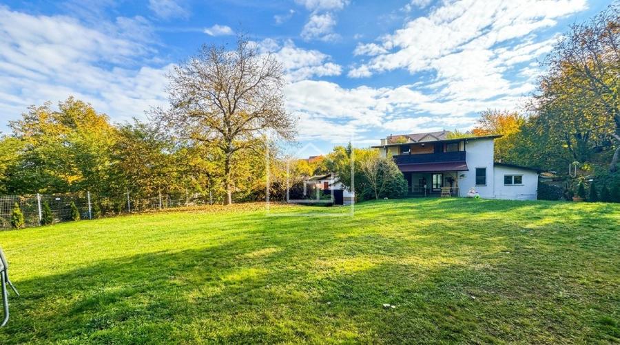 Vila exclusivista cu piscina interioara si 4362 mp curte in Sibiel