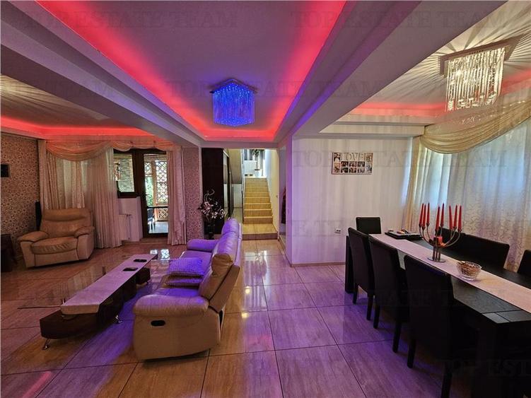 Vila lux 5 camere cu gradina superba centru Domnesti