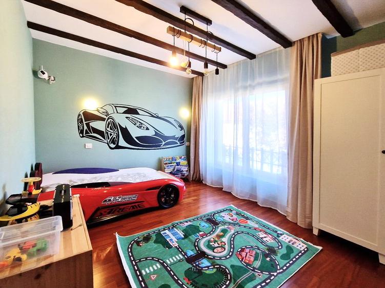 Casa de vanzare American Village, 5 camere, renovata, parcari, statie EV