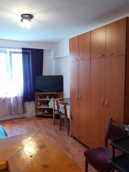Persoana fizica vând garsonieră 21 mp + garaj de tabla + spatiu depozitare