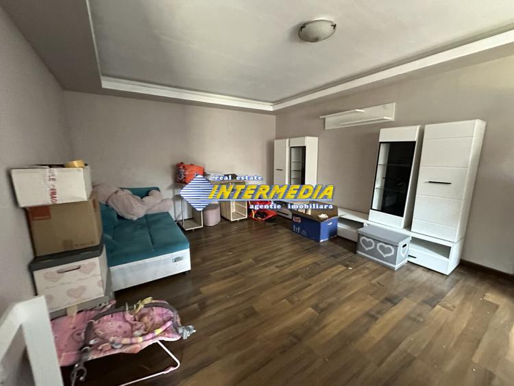 Proprietate 2 case curte pavata Teren 700 mp Hotel CETATE gard utilitati