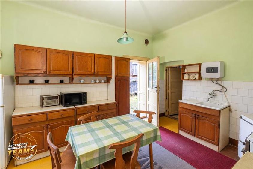 Casa cu istorie,3 camere,potential mansardare,1.840mp teren,in cadru linistit si