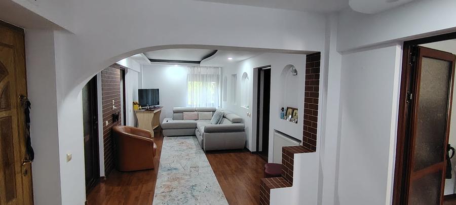 Apartament 4 camere la str.Primaverii+spatiu amenajat separat