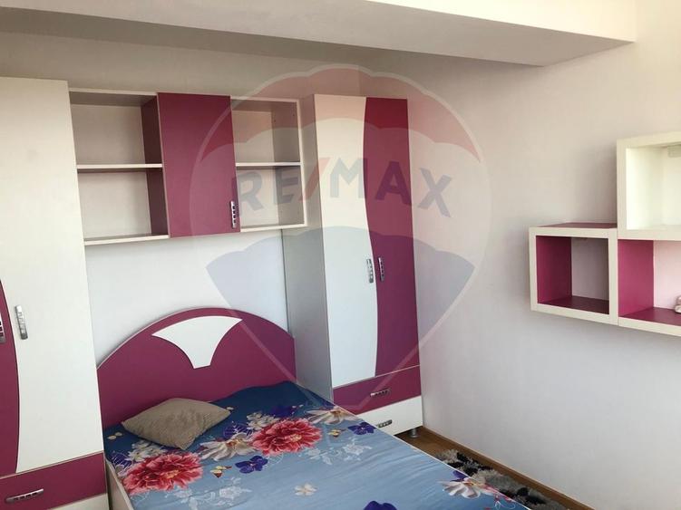 Apartament cu 3 camere de închiriat în zona Nufărul