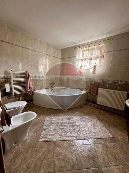 Casă / Vilă cu 8 camere de vânzare în Suceava