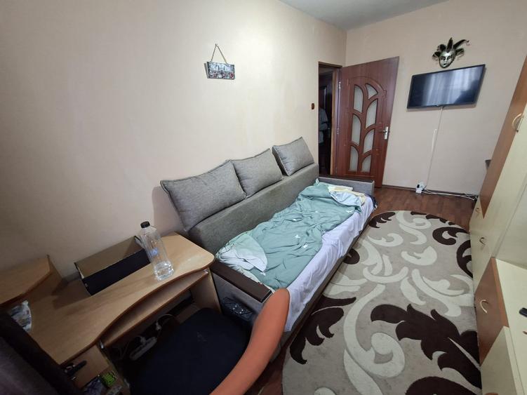 Apartament cu 1 camera decomandat, etajul 3/4, zona Podu Ros