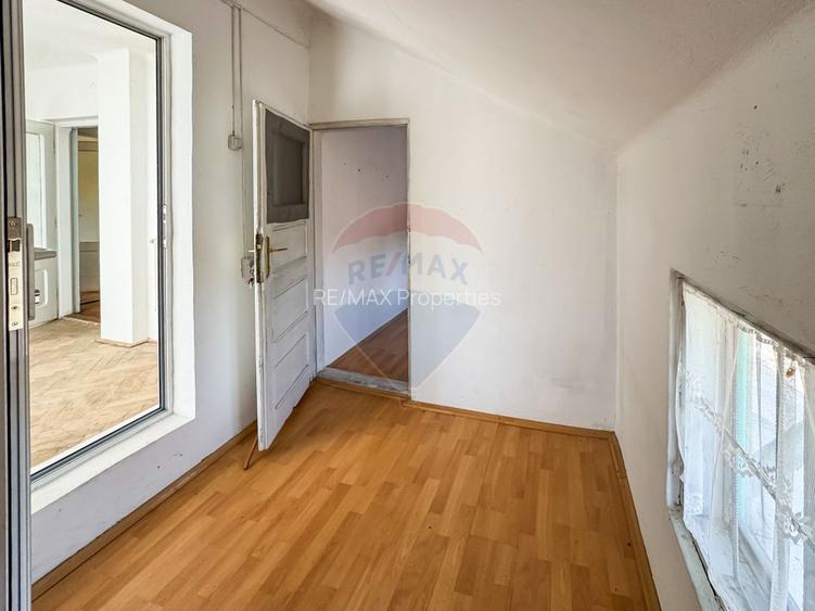 Casă / Vilă spațioasă cu curte generoasă în Urlați - 9