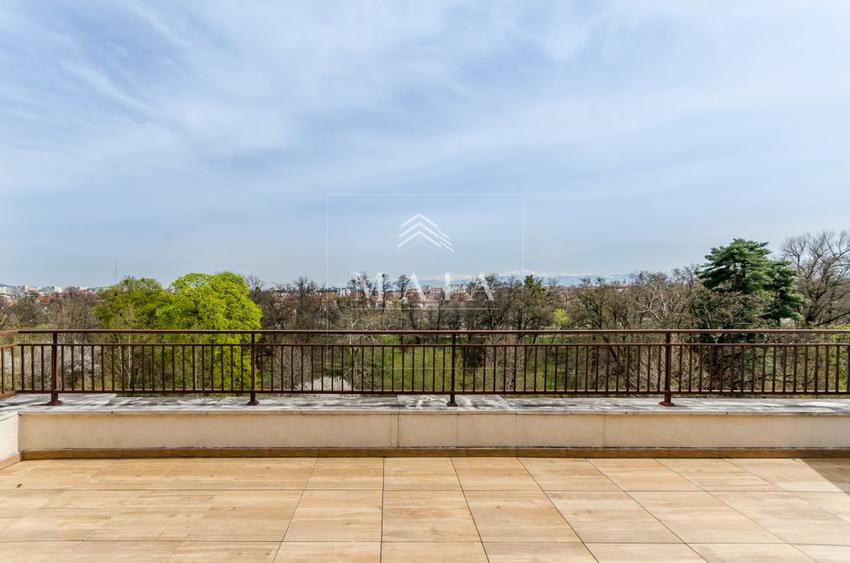 Penthouse cu vedere directa spre Parcul Sub Arini , parcare si terasa