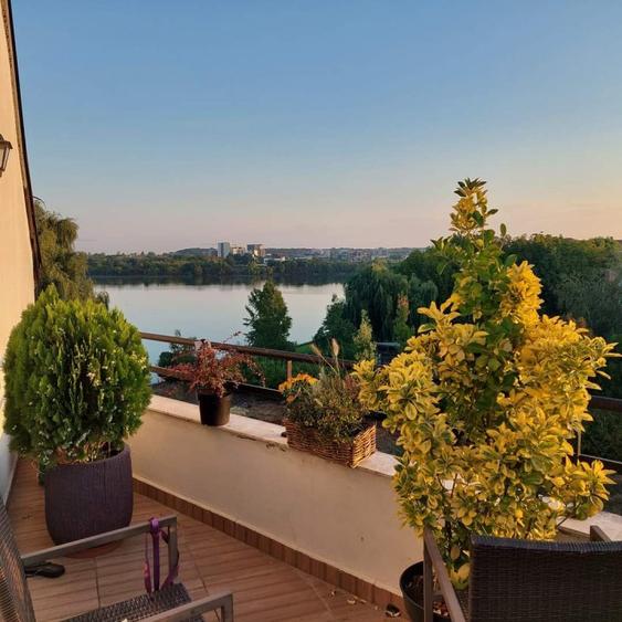 CASA PRESEI OAZA DE LINISTE LAC APARTAMENT GRADINA PE LAC LOCATIE UNICA