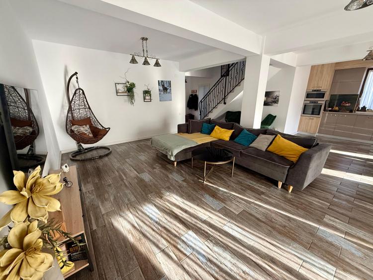Casa moderna cu 4 camere, garaj 3 masini, curte amenajata – Valu lui Traian