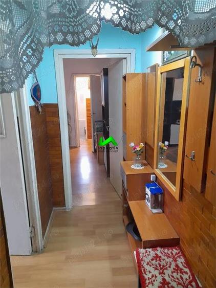 Apartament de vanzare 3 camere zona Vasile Aaron