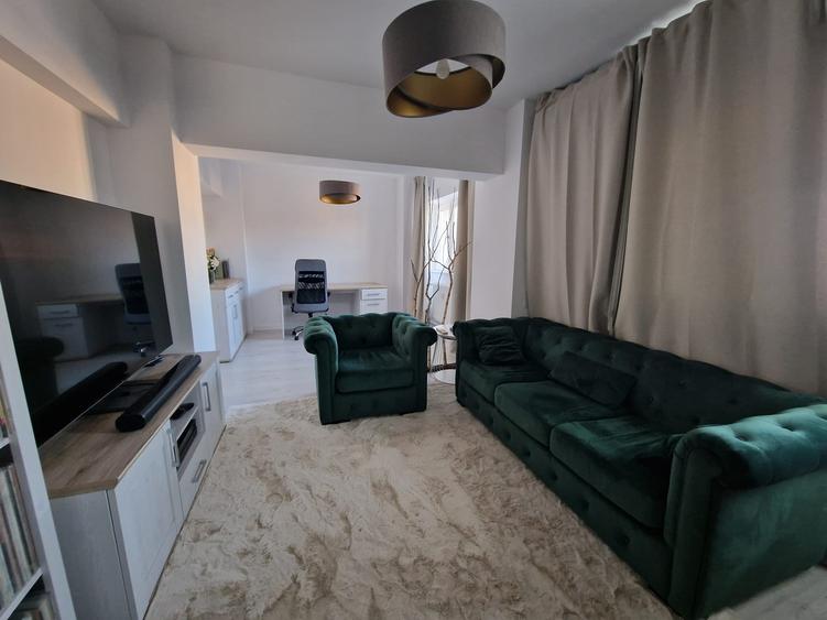 Vânzare apart 5 camere zona Polonă cu garaj încălzit