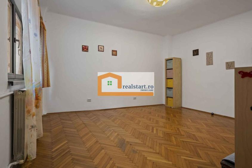 Langa Metrou, curte proprie 200mp, Garaj, 3 camere, centrala, pet friendly