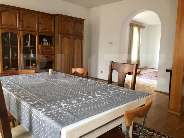 Casa de vanzare, cu 7 camere, 350 mp u & 2850 mp teren