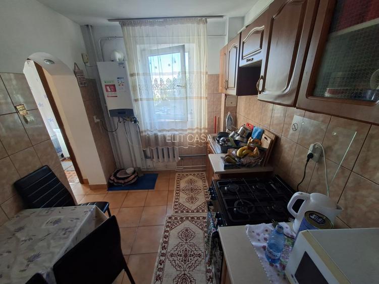 Apartament cu 2 camere, decomandat,  etajul 3/4, zona Baza 3 - 5