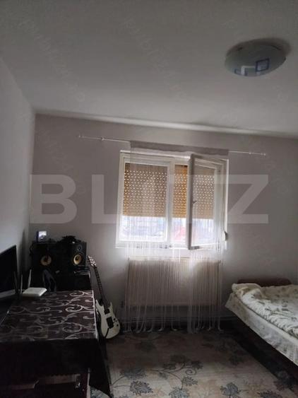 Apartament cu 3 camere, zona blocuri, decomandat