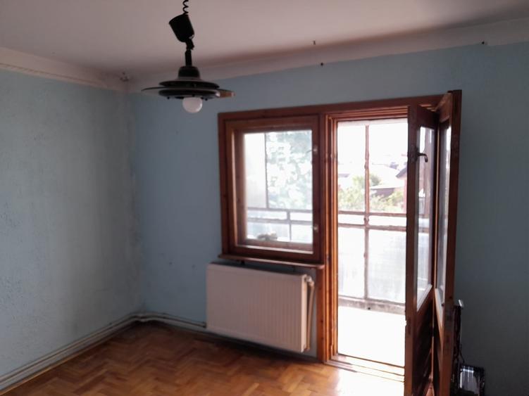 Vând apartament cu 3 camere, central