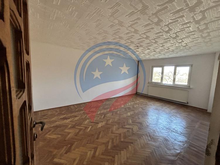 Vilă spațioasă D+P+E+M, 400 mp | Curte generoasă 400 mp | 3 intrări