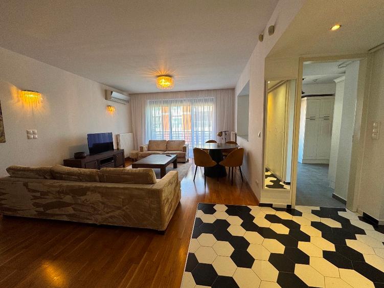 3 camere inchiriere Green Lake// Sisesti// loc de parcare in garaj
